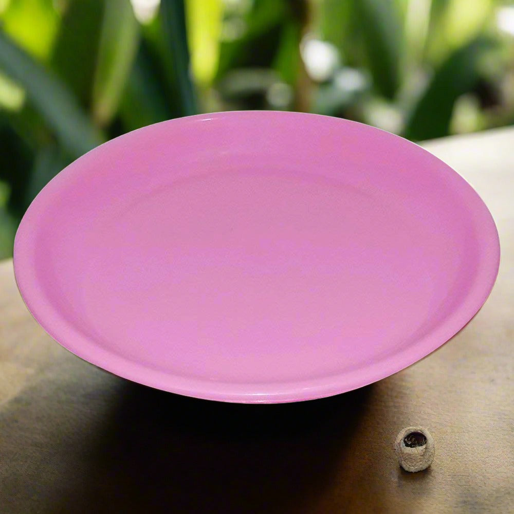 Set of six mini round plates with a classic design. Set of six mini round plates with a classic design.